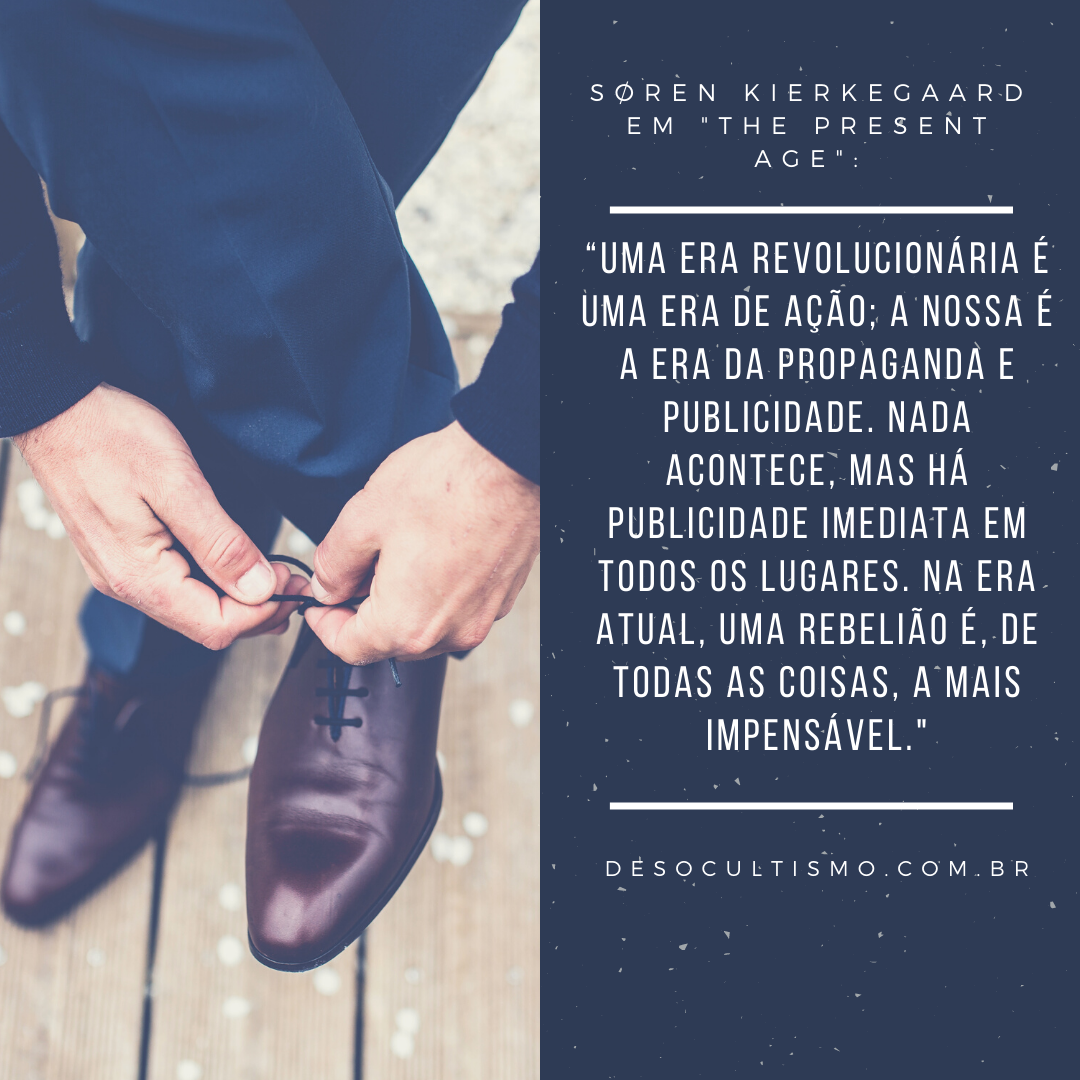 Cartaz azul com fotografia de uma pessoa calçando sapatos e citação de Søren Kierkegaard sobre propaganda.